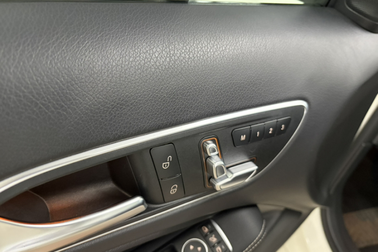 奔驰A级(进口) 2016款 A 200 时尚型中控内饰7005