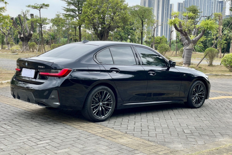 宝马3系 2024款 325i M运动曜夜套装车身外观6006
