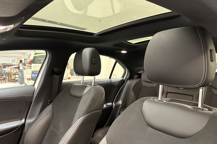 奔驰A级 2019款 A 180 L 运动轿车中控内饰7009