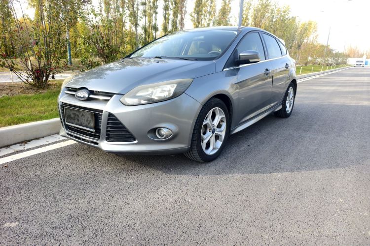 福特 福克斯 2012款 两厢 2.0L 手动豪华运动型车身外观6001