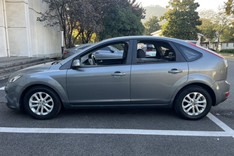 福特 福克斯 2012款 两厢经典 1.8L 自动基本型车身外观6004