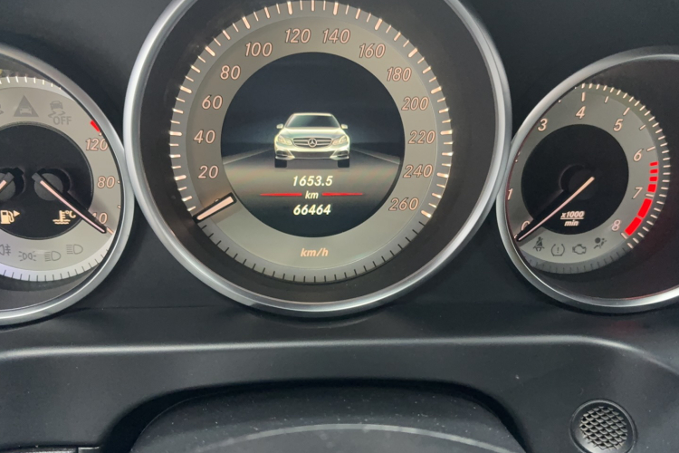 奔驰E级 2015款 E 200 L 运动型中控内饰15