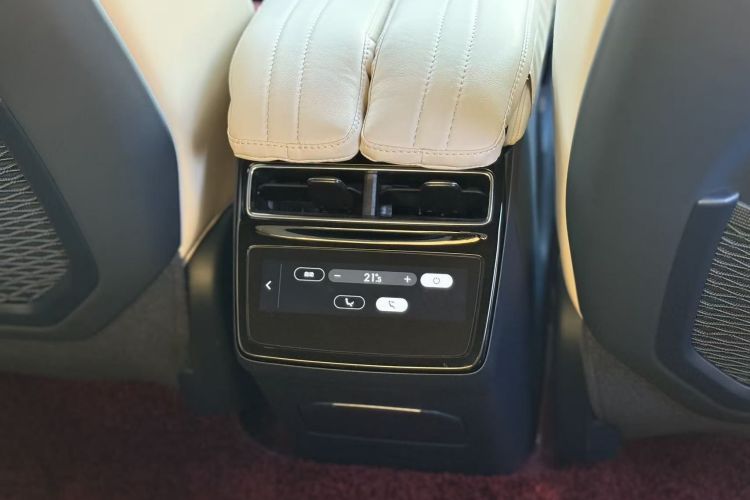 极氪001 2022款 超长续航双电机 YOU版中控内饰7010