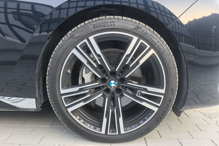 宝马7系 2023款 740Li 领先型 M运动套装车身外观6008