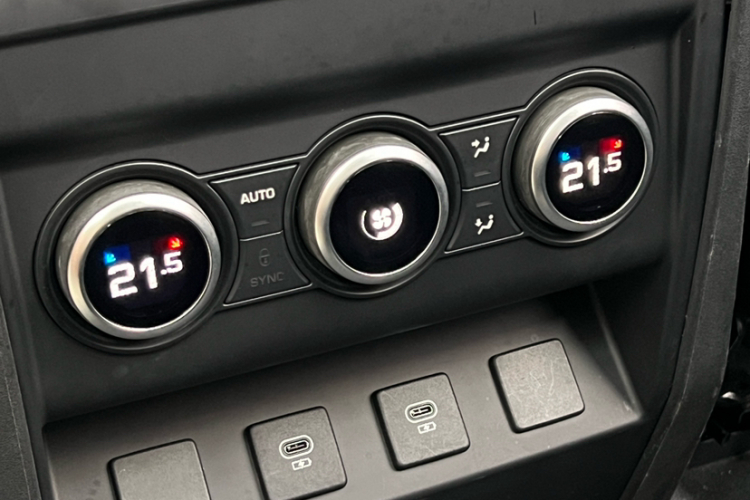 路虎卫士 2023款 90 3.0T P400 XS中控内饰7003