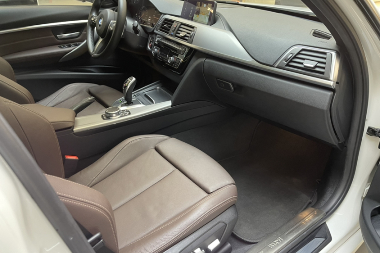 宝马3系 2019款 320i M运动曜夜版局部细节41