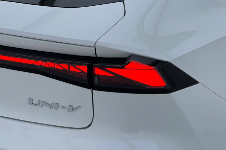 长安UNI-V 2024款 1.5T 尊贵型车身外观6006
