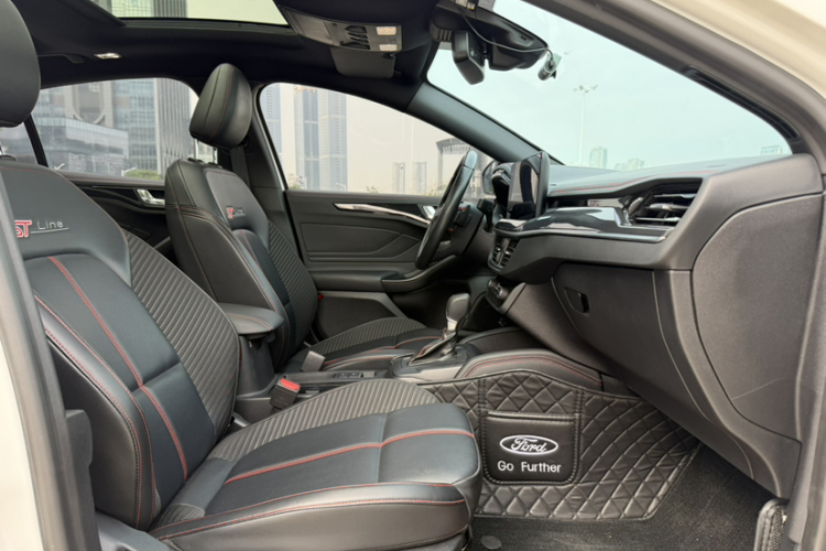 福特 福克斯 2022款 三厢 EcoBoost 180 自动ST Line中控内饰7002