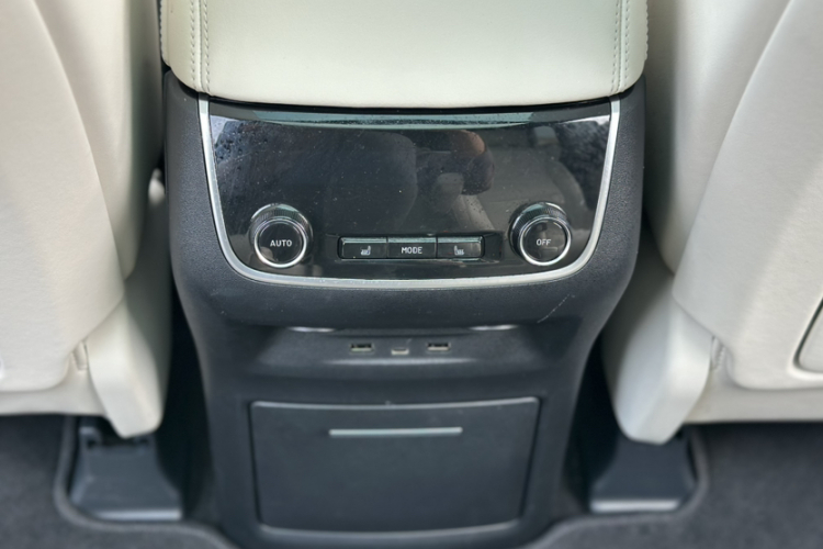 理想汽车 理想ONE 2021款 增程6座版中控内饰7012