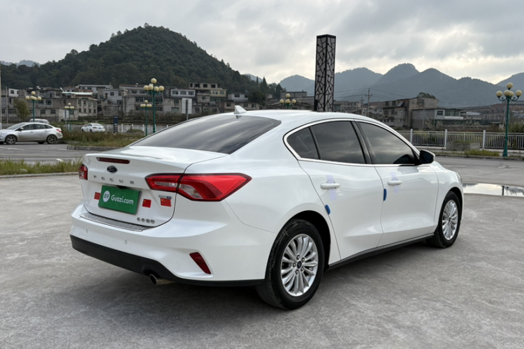 福特 福克斯 2019款 三厢 EcoBoost 180 自动锋潮型车身外观6002