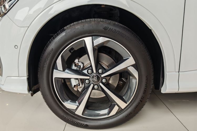 奥迪Q3 2025款 quattro 45周年典藏版 35TFSI 时尚动感型车身外观6006