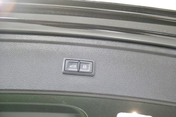 奥迪Q5L 2025款 45周年典藏版 45 TFSI 豪华动感型中控内饰7001