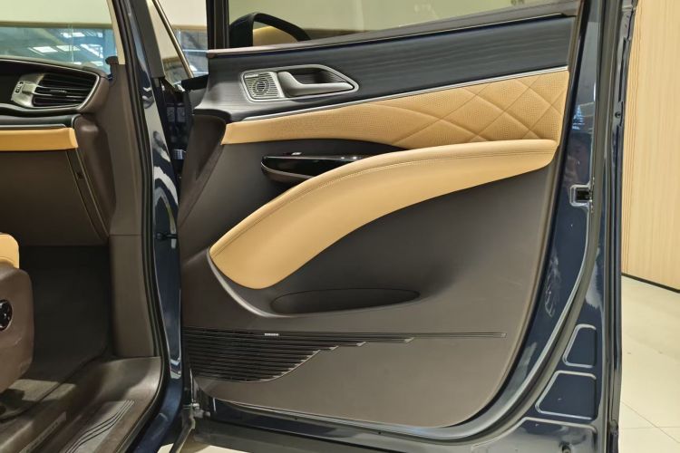 腾势D9 2024款 DM-i 980 四驱旗舰型中控内饰7010