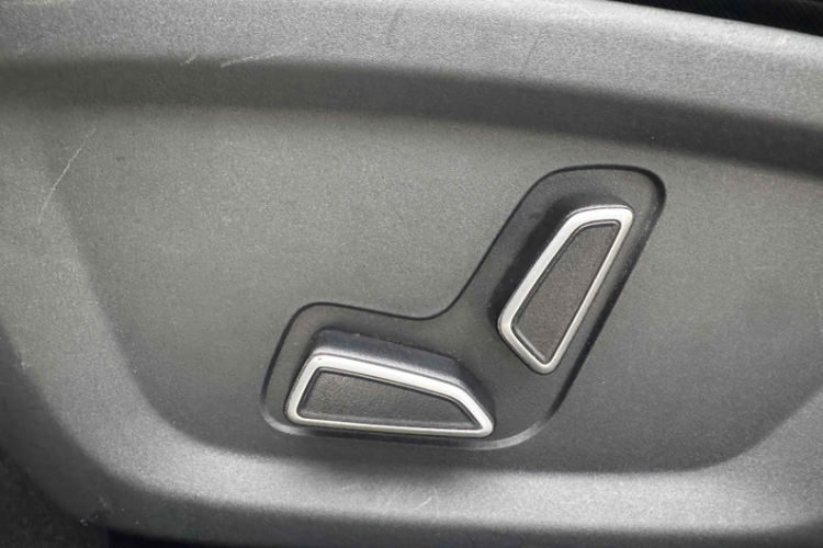 长安UNI-V 2022款 1.5T 尊贵型中控内饰7004