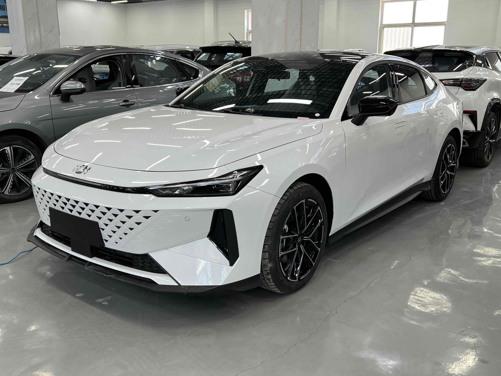 2023款 长安UNI-V 1.5T 尊享型图片