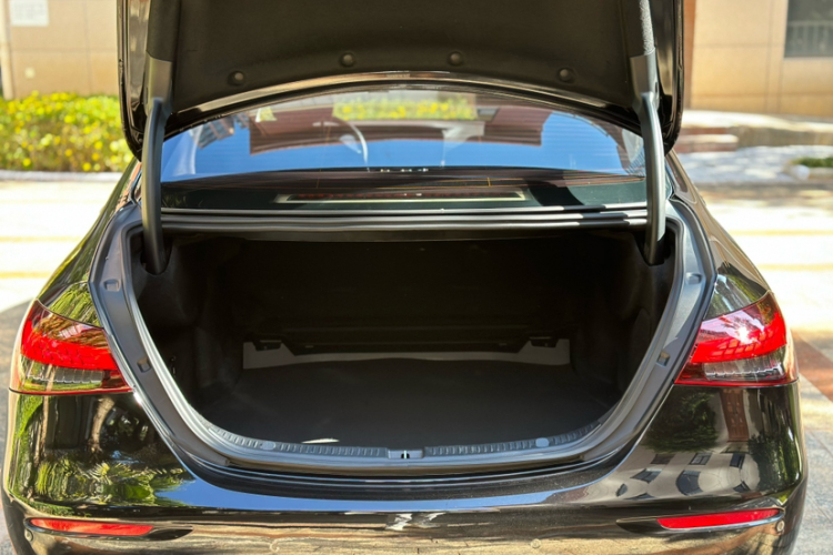 奔驰E级 2023款 改款 E 300 L 时尚型车身外观6004