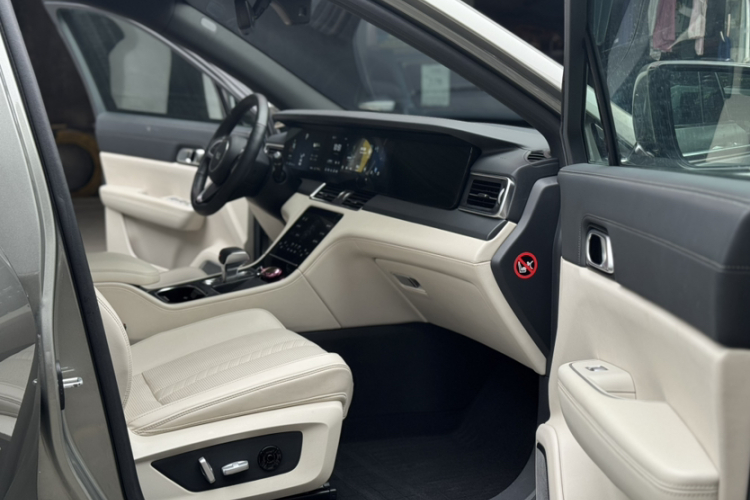 理想汽车 理想ONE 2020款 增程6座版中控内饰7006