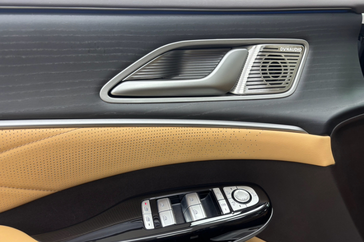 腾势D9 2024款 DM-i 980 四驱尊荣型中控内饰7003