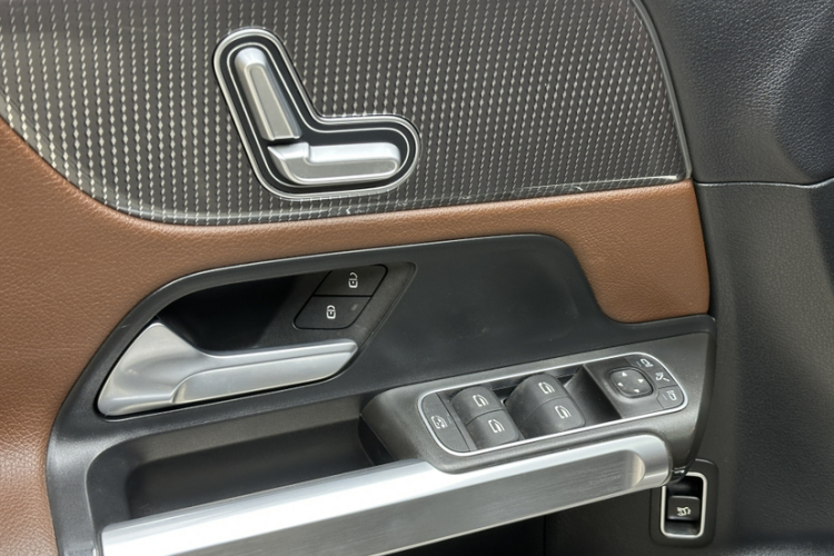 奔驰GLB 2021款 GLB 200 动感型中控内饰7002