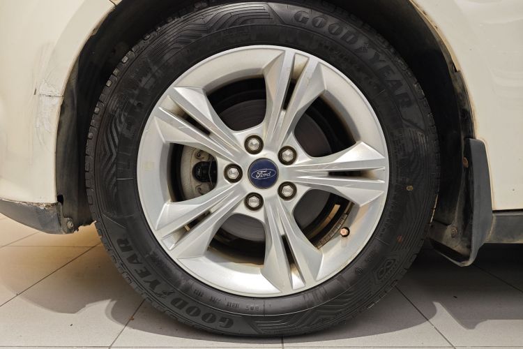 福特 福克斯 2015款 两厢 1.6L 自动风尚型车身外观6001