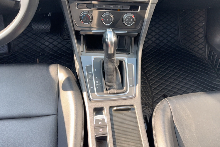 大众 高尔夫 2020款 200TSI DSG舒适进取版局部细节18