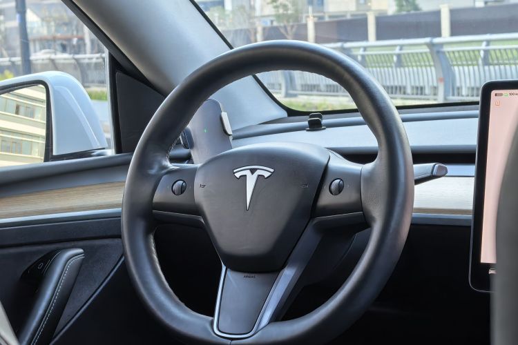 特斯拉 Model Y 2022款 长续航全轮驱动版中控内饰7008