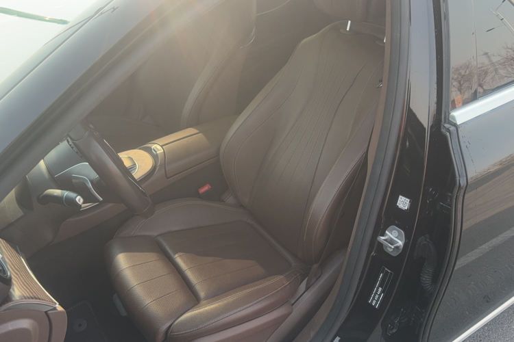 奔驰E级 2022款 E 260 L局部细节19