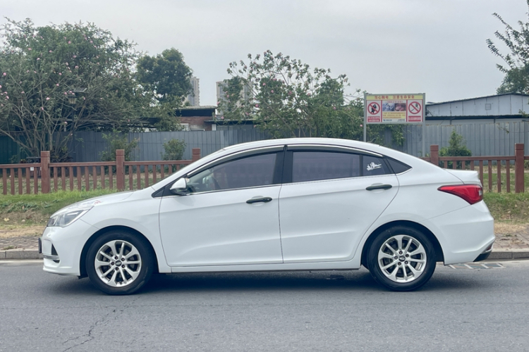 奇瑞 艾瑞泽5 2019款 1.5L 手动自在版 国V车身外观6003