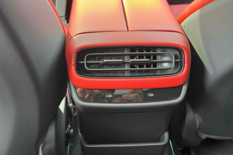 小米汽车 小米SU7 2024款 后驱长续航智驾版中控内饰7010