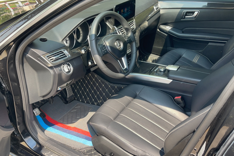 奔驰E级 2015款 改款 E 180 L 运动型中控内饰7001