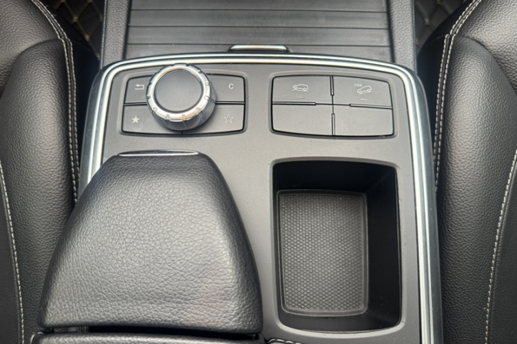 奔驰M级 2014款 ML 320 4MATIC中控内饰7001