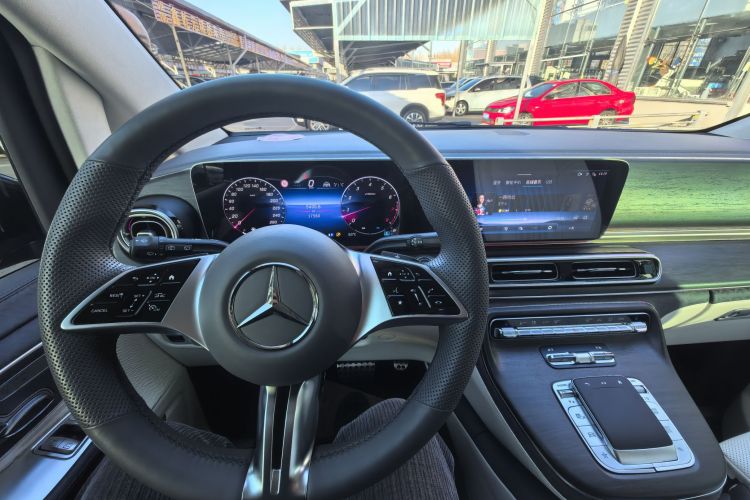 奔驰V级 2024款 V 300 L 长轴距尊贵版中控内饰7011