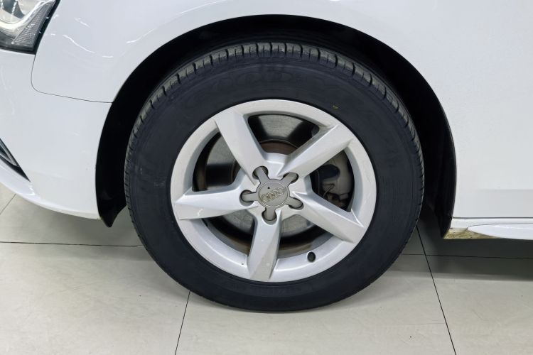 奥迪A4L 2015款 35 TFSI 自动标准型中控内饰7013