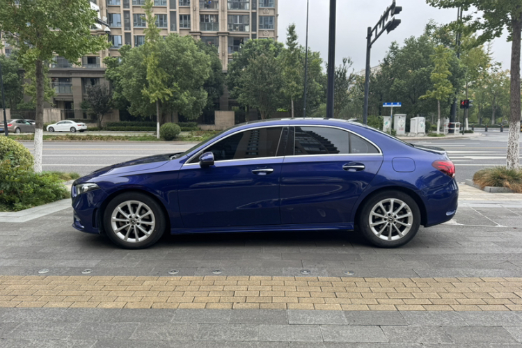 奔驰A级 2020款 改款 A 200 L 运动轿车时尚型车身外观6011