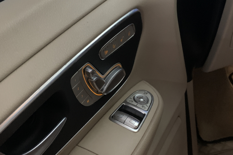 奔驰V级 2016款 V 260 领航版中控内饰7008