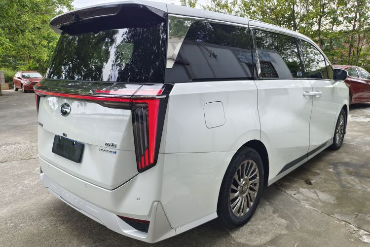 广汽传祺 传祺M8 2023款 宗师系列 双擎 御尊版车身外观6005