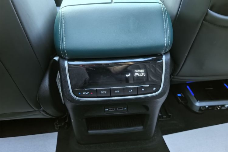 广汽传祺 传祺GS8 2022款 领航系列 2.0TGDI 两驱豪华智联版（七座）中控内饰7008