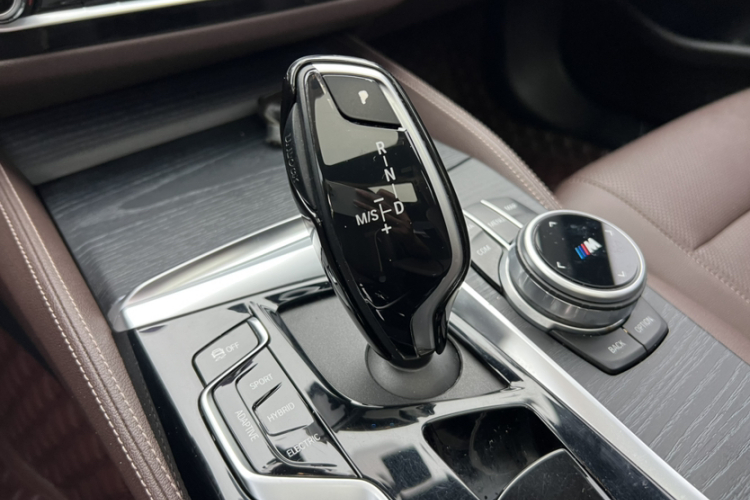 宝马5系新能源 2022款 改款 535Le M运动套装中控内饰7005