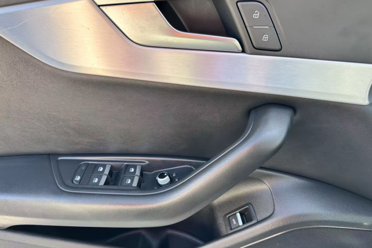 奥迪A4L 2020款 40 TFSI 时尚动感型中控内饰7009