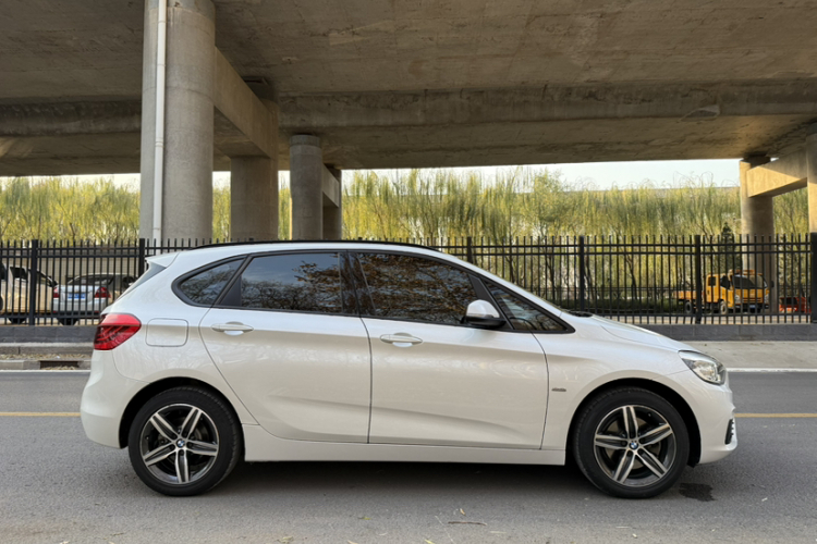 宝马2系旅行车 2016款 218i 运动设计套装车身外观6004