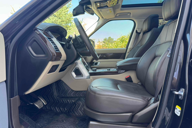 路虎 揽胜 2021款 3.0 L6 传世加长经典版中控内饰7010