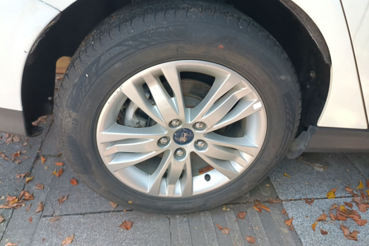 福特 福克斯 2012款 三厢 1.6L 自动舒适型车身外观6007