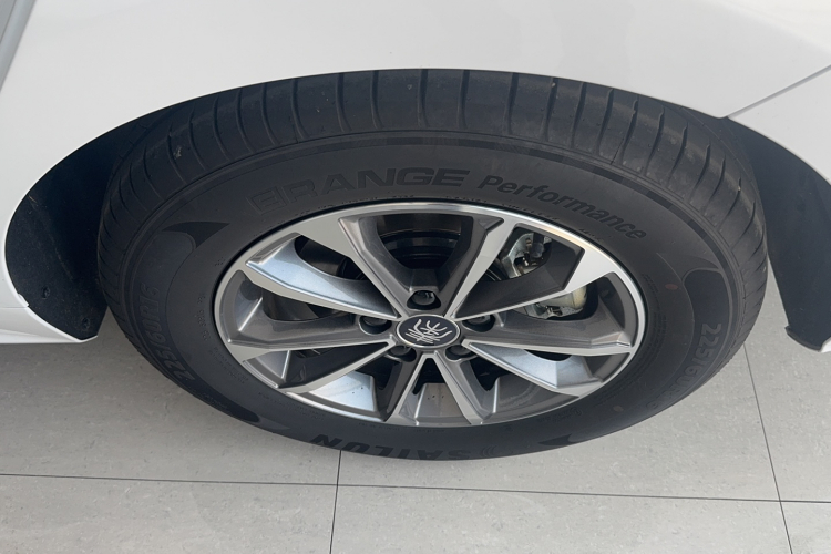 比亚迪 秦PLUS 2024款 荣耀版 DM-i 55KM领先型局部细节9004