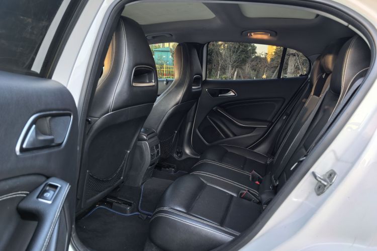 奔驰GLA 2017款 GLA 220 4MATIC 时尚型中控内饰7004