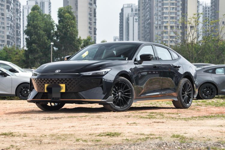 长安UNI-V 2024款 1.5T 尊贵运动型车身外观6001