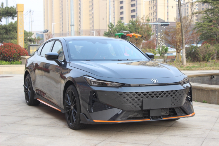 长安UNI-V 2024款 1.5T 尊贵运动型车身外观6002