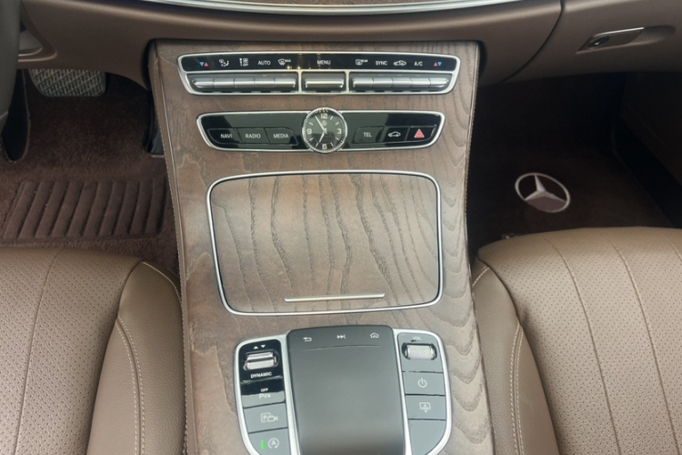 奔驰E级 2019款 E 300 L 时尚型中控内饰7008