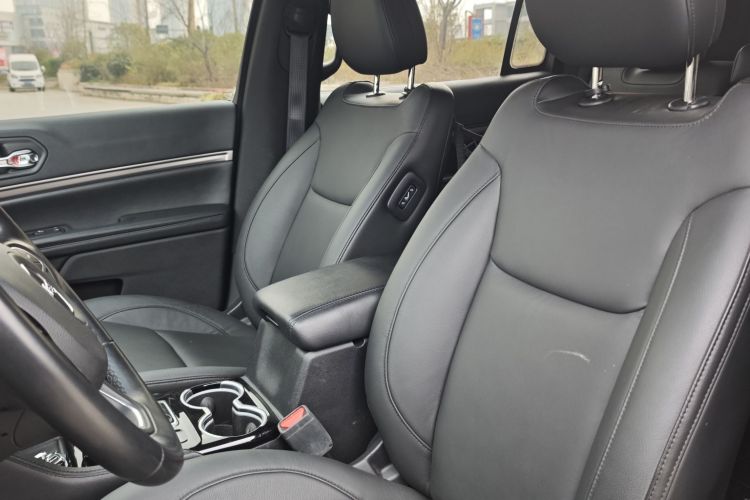 Jeep 指挥官 2018款 2.0T 两驱进享版 国V中控内饰7001