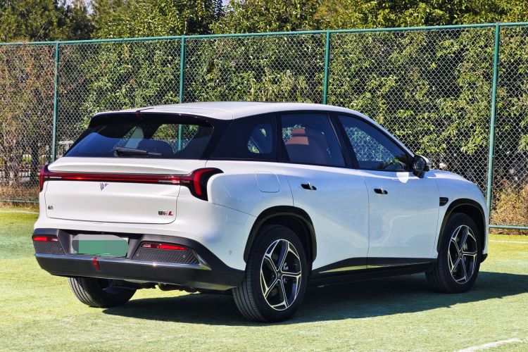 哪吒汽车 哪吒L 2024款 增程 310 闪充红衣版车身外观6006