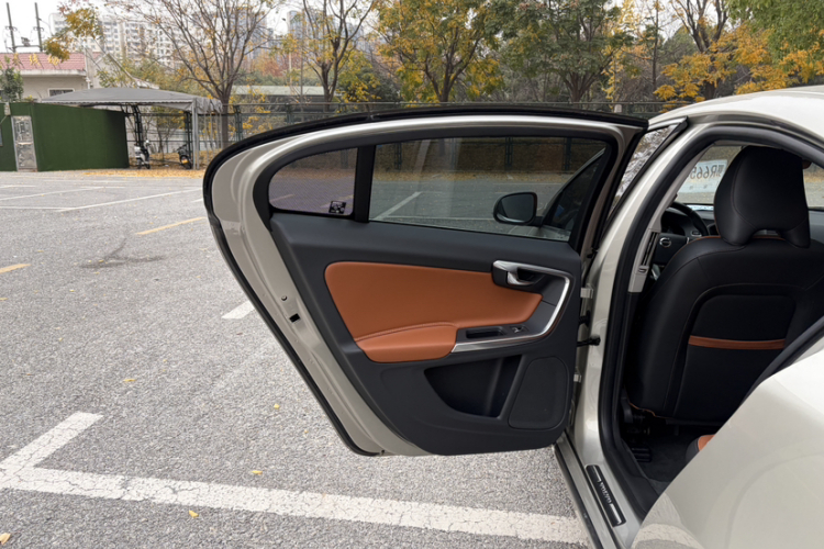 沃尔沃S60 2019款 S60L 改款 T5 智进进阶版中控内饰7003